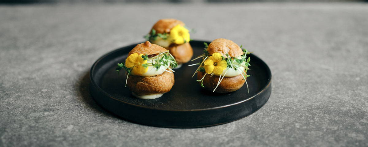 Bilelde af tallerken med 3 små Choux.
