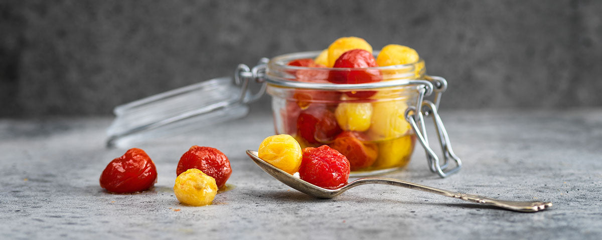 Billede af patentglas med confiterede cocktailtomater. 