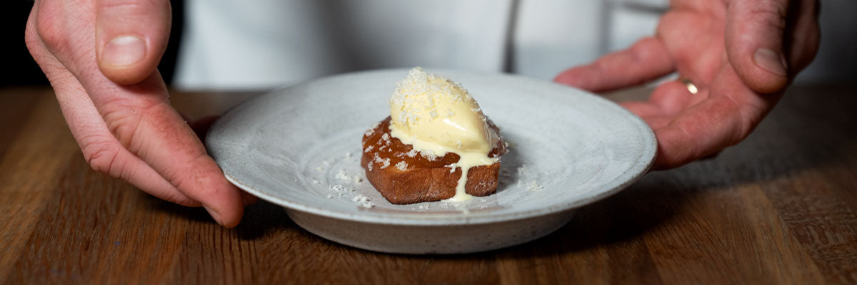 Billede af en kok der præsentere en lille arme ridder med is lavet på osten Guldklimp. 