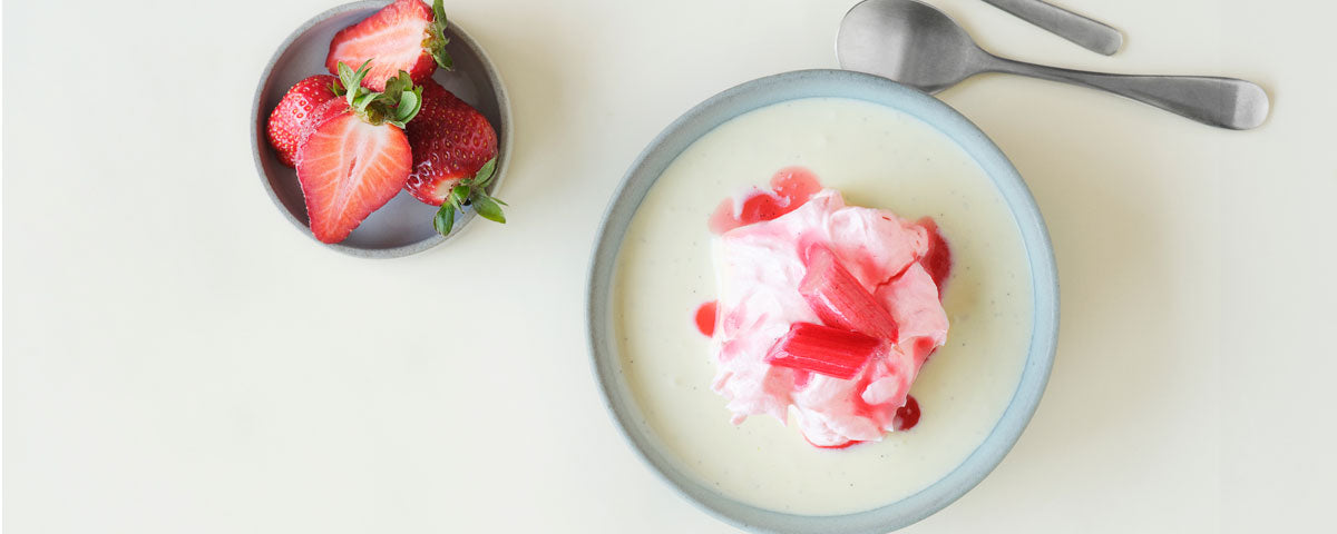 Billede af en koldskål med flotte røde og lyserøde farver fra jordbær. 