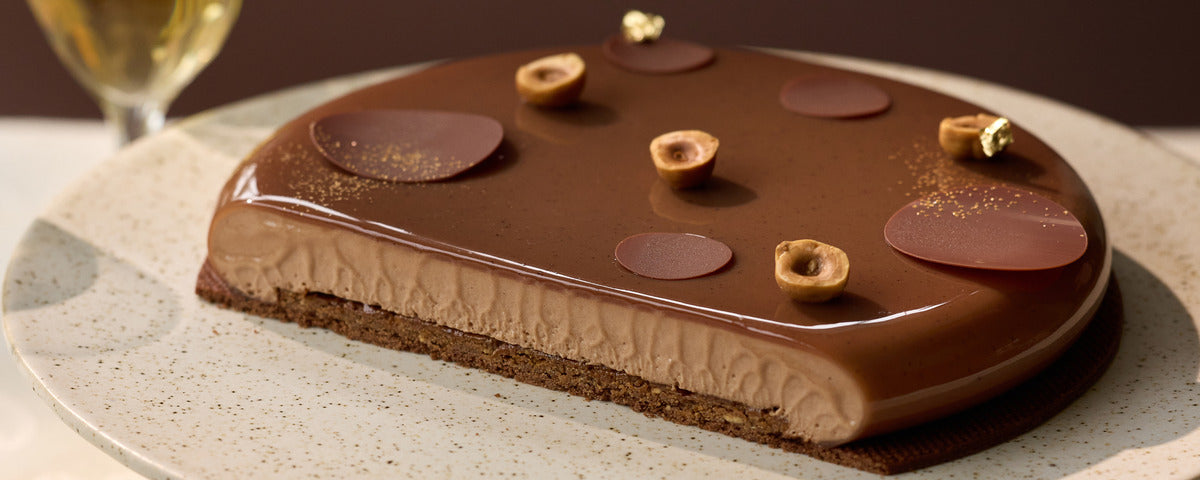 Moussekage med mælkechokolade, Årstidsmælk, Fløde 48%, kaffe, hasselnødder, nougat og havsalt.