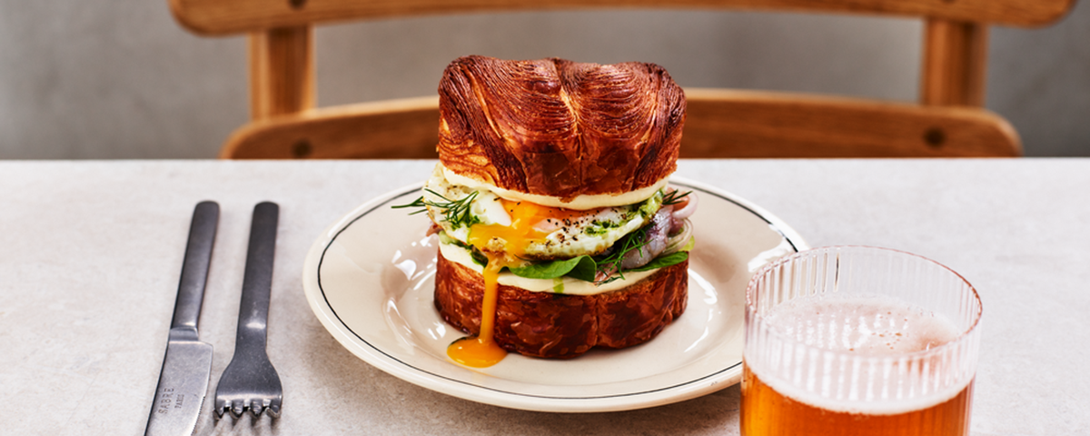 Croissantsandwich med matjessild, spejlæg og Guldklimp-ostecreme
