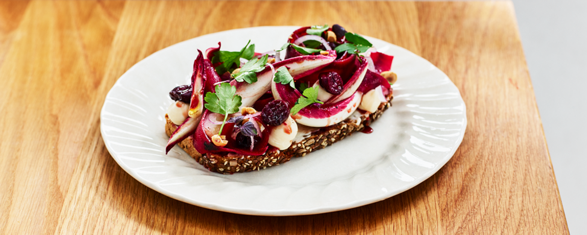 Rugbrød med rødbede, Gammel Knas Creme, hasselnødder og bitter salat