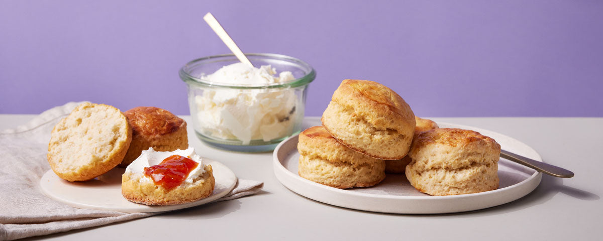 Billede af Scones, samt en skål med clotted cream. 