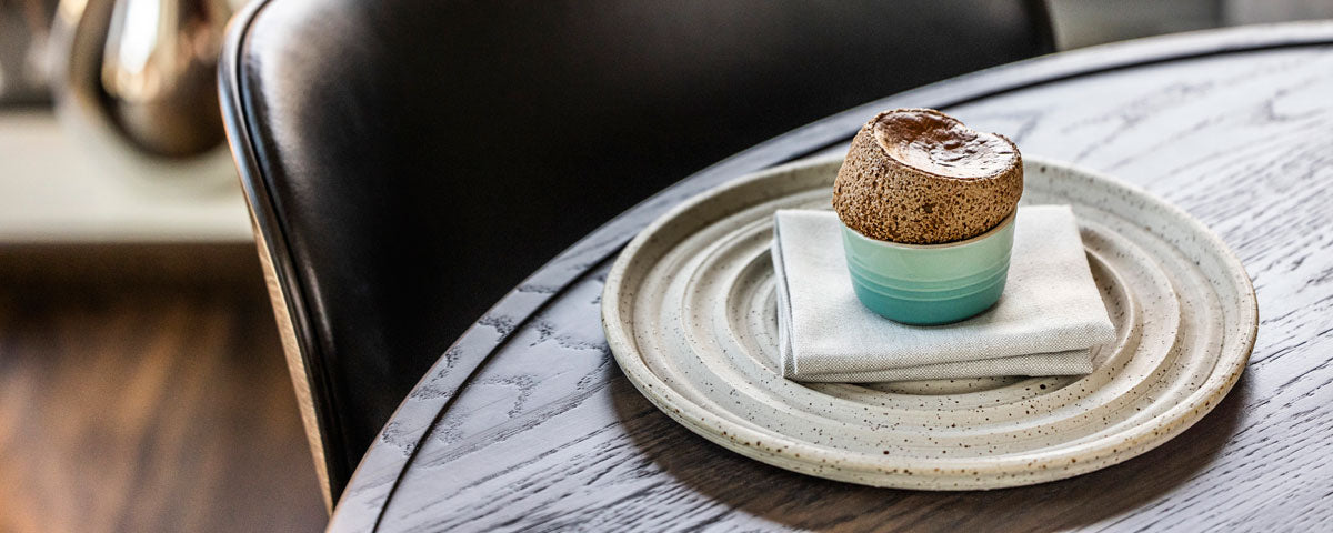 Billede af en anrettet chokoladesoufflé. 