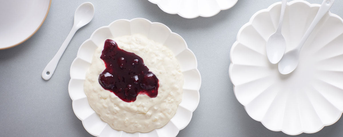 Billede af skål med risalamande med kirsebærsovs. 