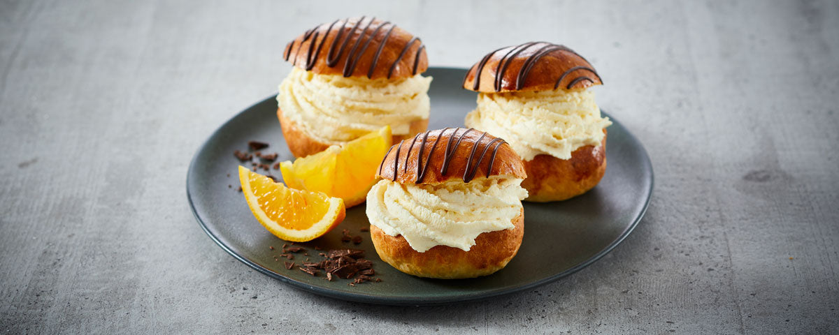 Billede af 3 gammeldags fastelavnsboller, med appelsin og chokoladeglasur. 