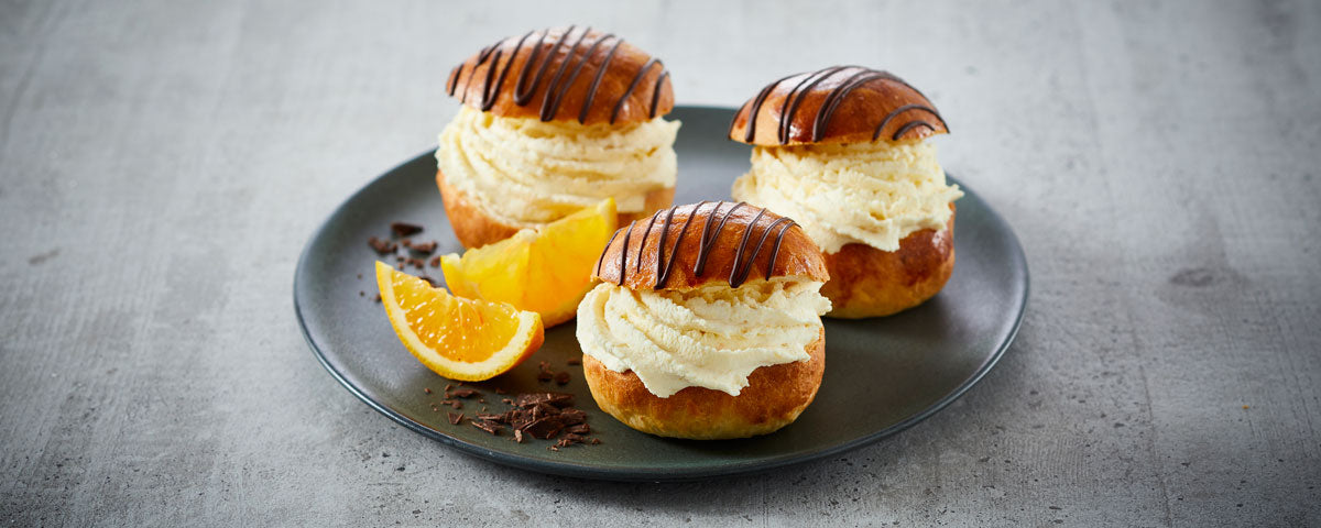 Billede af 3 gammeldags fastelavnsboller, med appelsin og chokoladeglasur. 