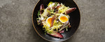 Salat med Gammel Knas-dressing, ansjoser, æg og ristet rugbrød