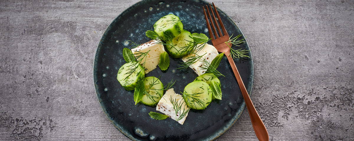 Saltede agurker med citron, mynte, dild og Krondild