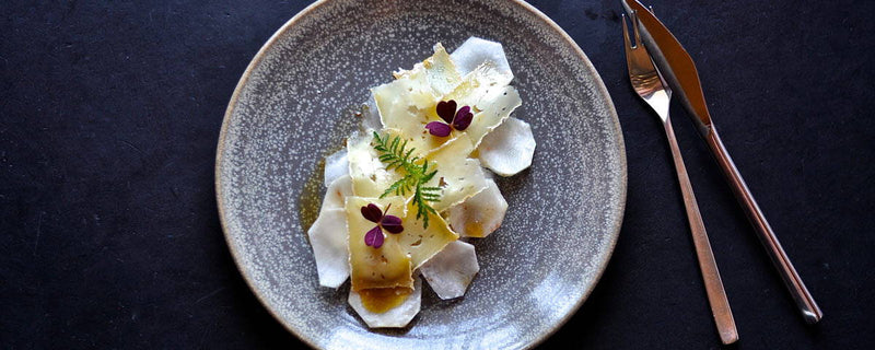 Unika Gnalling med jordskokker og brunet smørvinaigrette