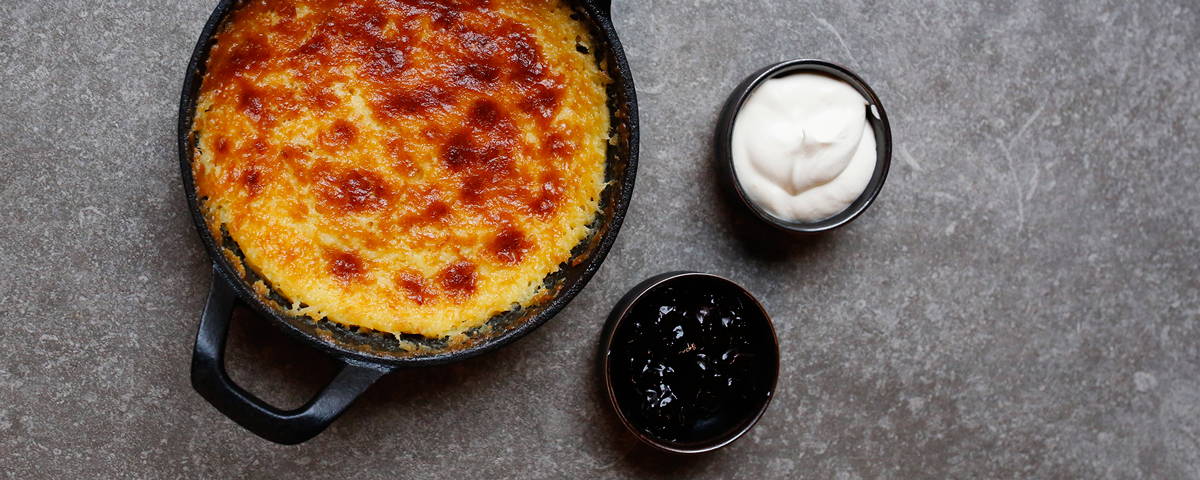 Billede af Svensk ostekage, samt skåle med letpisket fløde og marmelade. 