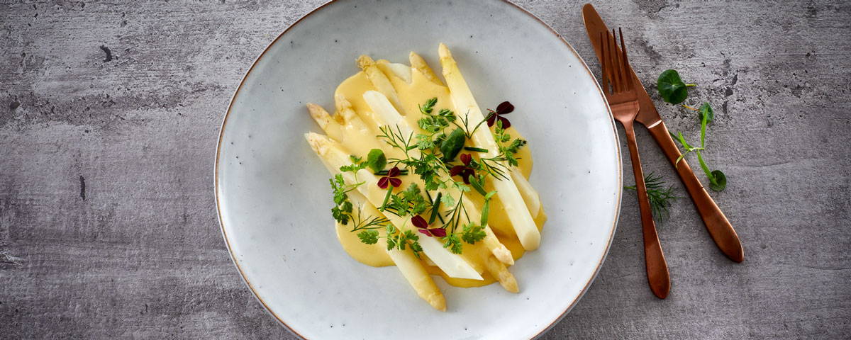 Hvide asparges med sauce mousseline
