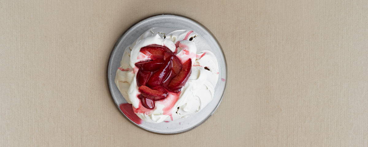 Billede af kaffepavlova med topping af blommer. 