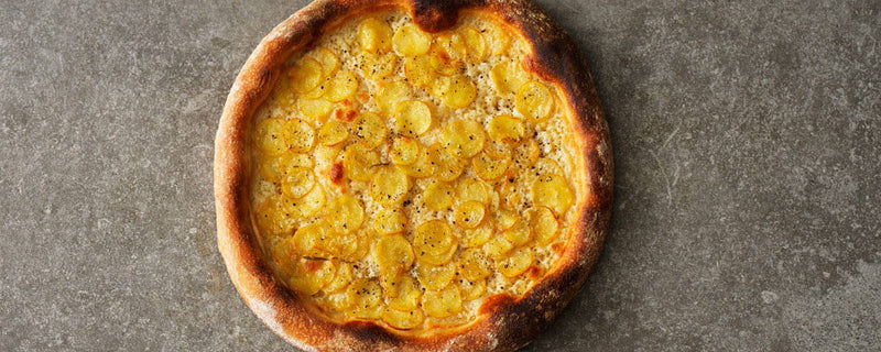 Pizza med Gammel Knas Creme og kartoffel