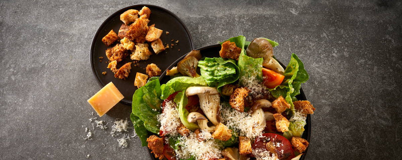 Billede af en sprød cesar salat, med osten Havgus revet henover. 