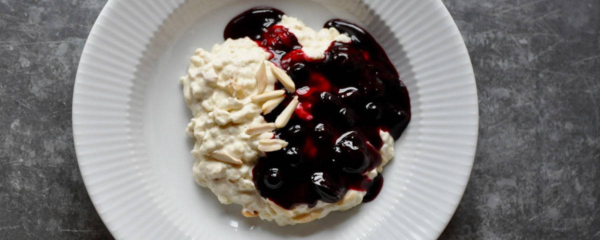 Billede af skål med risalamande, kirsebær/solbærsovs og hakkede mandler. 