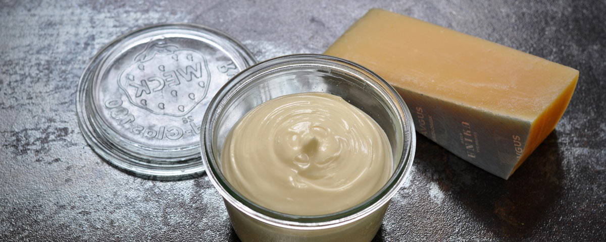 Billede af et glas med Brændt Havgusmayo. 